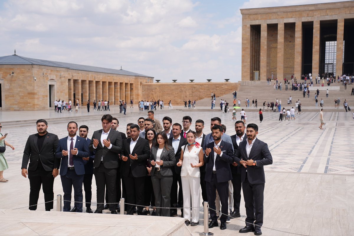 uveysizol's tweet photo. Gençlik kolları Genel Başkanımız Sayın Av. Berfin Karan ve  Gençlik Kolları Merkez Yönetim Kurulu üyelerimizle birlikte,  Önderimiz Gazi Mustafa Kemal Atatürk’ün huzuruna çıkarak Anıtkabir’de minnet duygularımızı ifade ettik.
Bizlere emanet ettiği Cumhuriyet’i, demokratik hukuk devletini koruma ve daha ileriye taşıma kararlılığımızı bir kez daha vurguladık. Ardından Cumhuriyetimizin ikinci Cumhurbaşkanı, Milli Mücadele kahramanımız İsmet İnönü’yü de kabri başında andık. 
Cumhuriyet değerlerine bağlı, özgür ve aydınlık bir ülke için gençler olarak omuz omuza, aynı inançla çalışacağız.

@herkesicinCHP @kilicdarogluk @avberfinkaran