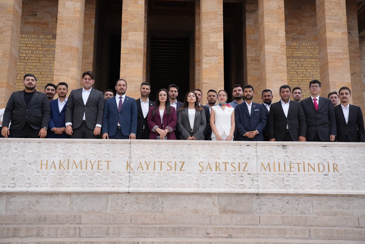 uveysizol's tweet photo. Gençlik kolları Genel Başkanımız Sayın Av. Berfin Karan ve  Gençlik Kolları Merkez Yönetim Kurulu üyelerimizle birlikte,  Önderimiz Gazi Mustafa Kemal Atatürk’ün huzuruna çıkarak Anıtkabir’de minnet duygularımızı ifade ettik.
Bizlere emanet ettiği Cumhuriyet’i, demokratik hukuk devletini koruma ve daha ileriye taşıma kararlılığımızı bir kez daha vurguladık. Ardından Cumhuriyetimizin ikinci Cumhurbaşkanı, Milli Mücadele kahramanımız İsmet İnönü’yü de kabri başında andık. 
Cumhuriyet değerlerine bağlı, özgür ve aydınlık bir ülke için gençler olarak omuz omuza, aynı inançla çalışacağız.

@herkesicinCHP @kilicdarogluk @avberfinkaran