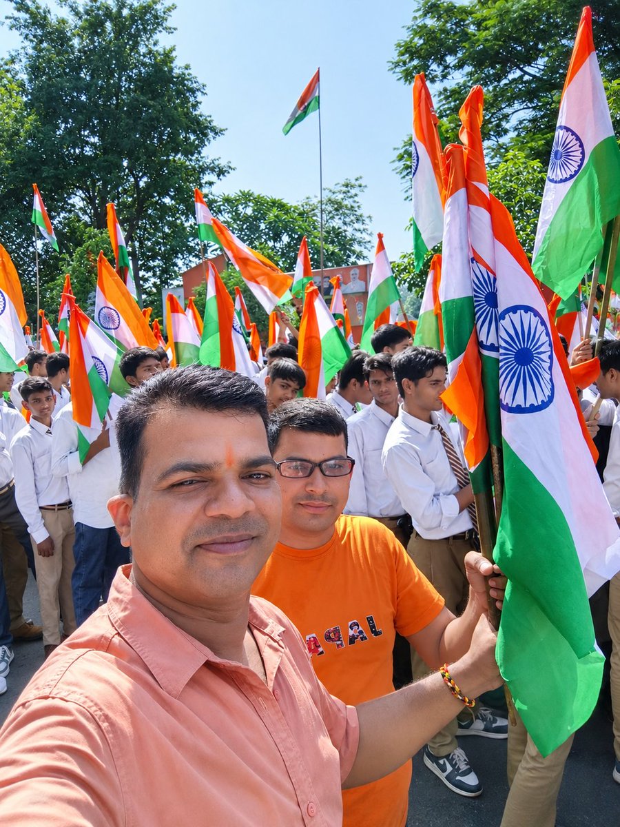 RAMESHSONI47751's tweet photo. हर घर तिरंगा, हर दिल तिरंगा

‘हर घर तिरंगा अभियान’ के अंतर्गत लखनऊ में निकाली गई भव्य तिरंगा यात्रा... https://t.co/649KmZpl9T