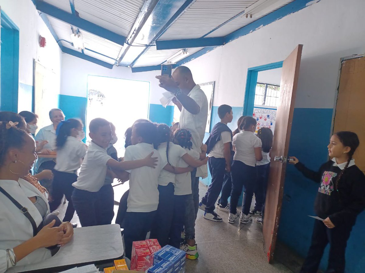 CubaMir_Ven's tweet photo. 🇨🇺Estado Miranda 🇻🇪
CDI Rio de Janeiro  
Con la convicción de seguir poniendo en alto el legado de nuestro Comandante continuamos realizando casa a casa en nuestra comunidades reafirmando que nuestra misión es salvar vida
#100AñosConFidel
#CubaPorLaVida
#CubaCoopera https://t.co/U37JqNsbPz
