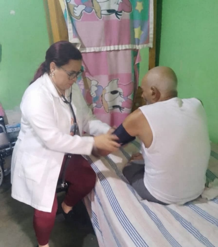 CubaMir_Ven's tweet photo. 🇨🇺Estado Miranda 🇻🇪
CDI Rio de Janeiro  
Con la convicción de seguir poniendo en alto el legado de nuestro Comandante continuamos realizando casa a casa en nuestra comunidades reafirmando que nuestra misión es salvar vida
#100AñosConFidel
#CubaPorLaVida
#CubaCoopera https://t.co/U37JqNsbPz