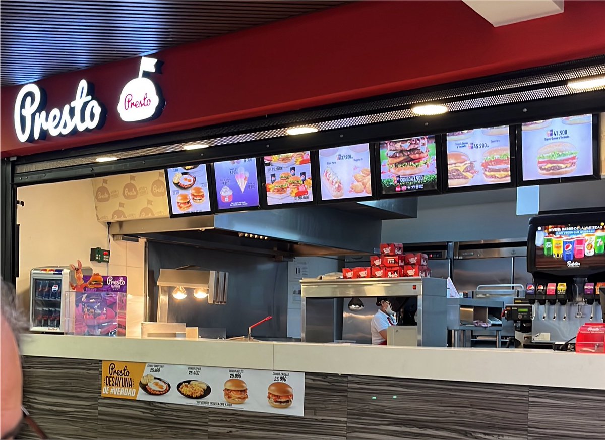 jdanielsotobaq's tweet photo. Uno compra cuatro combos de hamburguesa en @presto en el aeropuerto de Barranquilla y no si pides un vaso con hielo, te lo cobran. Dijeron que son políticas de la empresa. Así no creo que uno tenga más ganas de venir a comprar aquí. @sicsuper https://t.co/aeAyaHtkK9