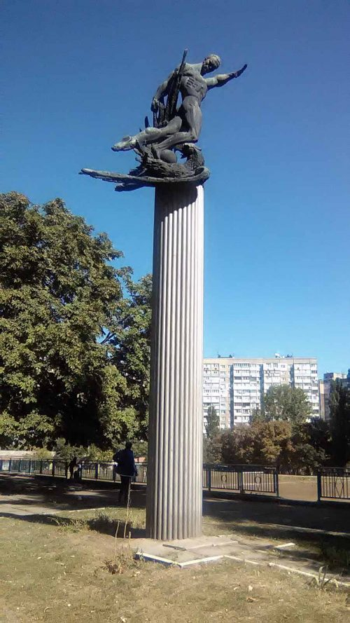 MasEco_es's tweet photo. Incluso se han levantado algunos monumentos homenajeando a aquellos jugadores en Kiev. https://t.co/sri0nqvLKX