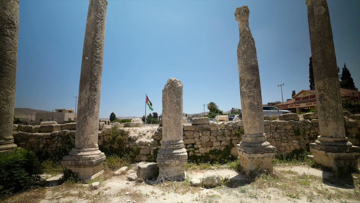 CerfiaFR's tweet photo. 🇮🇱🇵🇸 FLASH | Israël est accusé d’« instrumentaliser l’archéologie » pour renforcer son contrôle sur des terres palestiniennes.

À Sebastia, site antique récemment inscrit au patrimoine mondial en péril par l’UNESCO, les autorités israéliennes prévoient d’exproprier environ 180 hectares afin de développer un vaste parc national autour des vestiges.

Des habitants palestiniens et l’ONG israélienne Emek Shaveh dénoncent l’utilisation de la protection du patrimoine comme prétexte pour saisir des terres et couper le village du site archéologique.

Israël affirme vouloir préserver des lieux majeurs de l’histoire antique et juive de la région. (BBC)