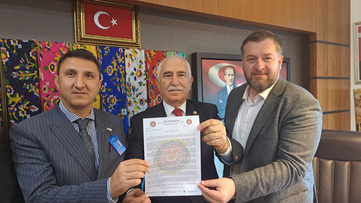 KR5434's tweet photo. Şehit Gazi Birlik-Sen olarak, Sayın Kadim Durmaz ile gerçekleştirdiğimiz görüşmede; şehit yakınlarımızın, gazilerimizin ve ailelerimizin uzun süredir çözüm bekleyen sorunlarını ve taleplerini kendilerine ilettik.

Özlük ve sosyal haklardan istihdama, ünvan değişikliğinden diğer mağduriyetlerin giderilmesine kadar camiamızın beklentilerini içeren dosyamızı sunduk.

Şehit ve gazi camiamızın hakları için Mecliste, sahada ve her platformda mücadelemizi kararlılıkla sürdüreceğiz.

ŞEHİT GAZİ BİRLİK-SEN
