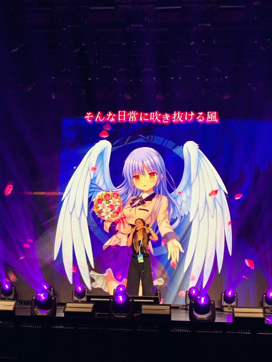 Liabobo3's tweet photo. 後ろの手はRitaちゃんです👍素敵なお花をみんなありがとう🩷💐😘
#KeyLive2026
#香港ライブ https://t.co/sn4ML6FMri