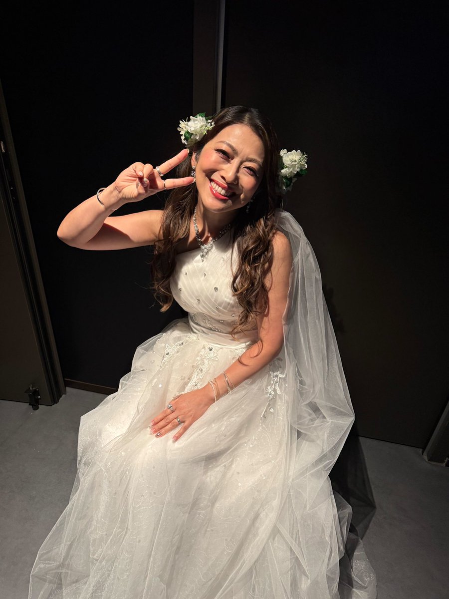 Liabobo3's tweet photo. 後ろの手はRitaちゃんです👍素敵なお花をみんなありがとう🩷💐😘
#KeyLive2026
#香港ライブ https://t.co/sn4ML6FMri