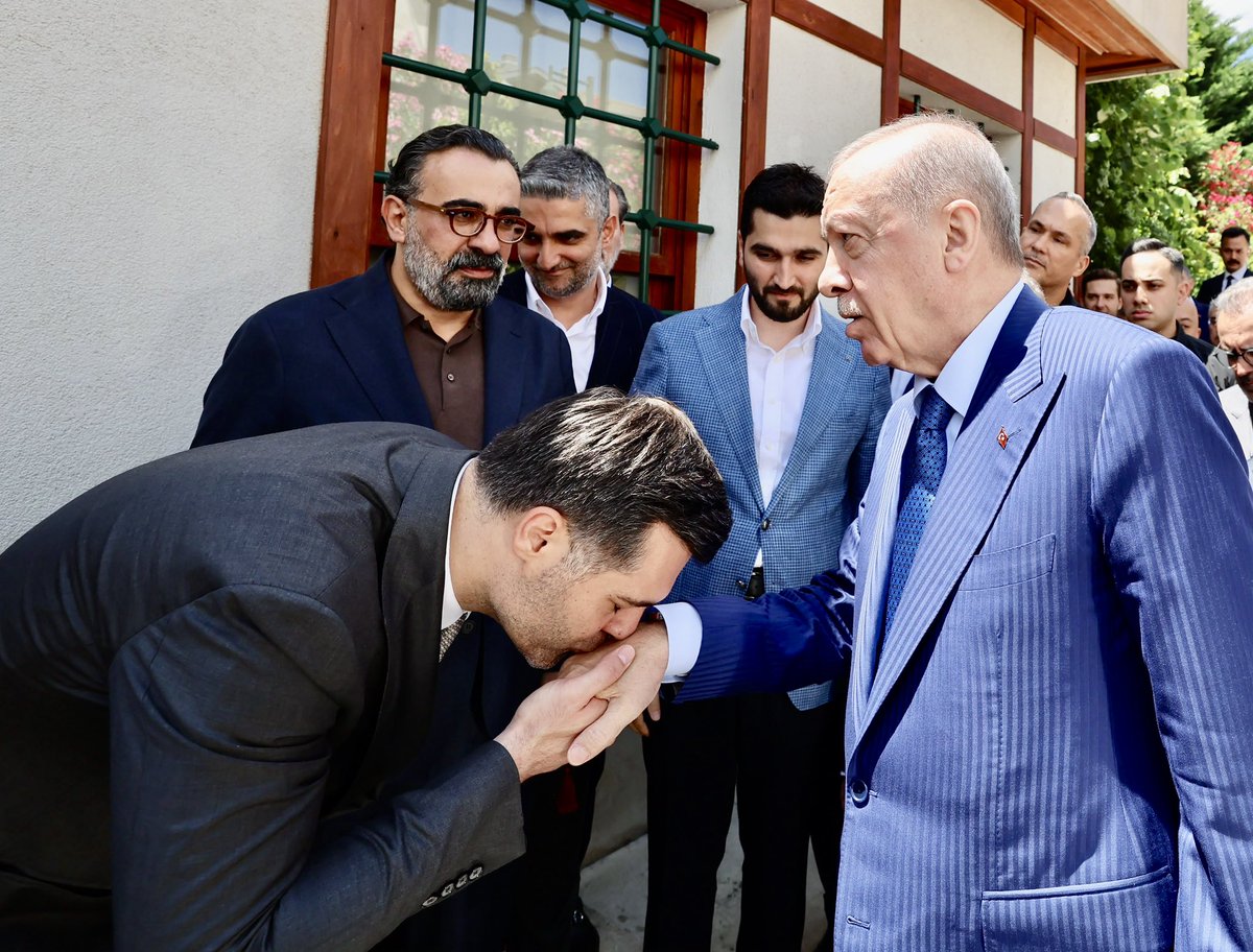 TahaSaricaoglu's tweet photo. Çeyrek asırdır milletimizin gönlünde büyüyen bu kutlu davanın Üsküdar’daki sancaktarlığını üstleneli bugün tam bir yıl oldu.

Bu görevi bizlere tevdi eden İl Başkanımız Sayın Abdullah Özdemir’e şükranlarımı sunuyor; bir yıldır omuz omuza, gece gündüz yürüdüğümüz teşkilatımıza gönülden teşekkür ediyorum.

Liderimiz ve Genel Başkanımız Sayın Recep Tayyip Erdoğan’ın izinde; milletimize hizmeti şeref, davamıza sadakati vazife bilerek, ilk günkü heyecanımız ve inancımızla yürümeye devam edeceğiz.

Allah’ın izniyle, Üsküdar’da bu kutlu yürüyüşün nice güzel satırlarını hep birlikte yazmaya devam edeceğiz.