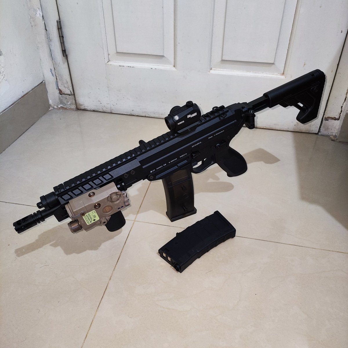 RavensWing19's tweet photo. Ahh...It's been long time.
This is my first time for showing off my little girl, the SG563 (of course it's gel blaster or airsoft you may say).
The SIG SG563 is a MCX's Europe version. Evolution of SG550 series. I'm pretty like these one 👍🏻
#ravenswing #showoff #gelblaster https://t.co/66QRkLLBMW