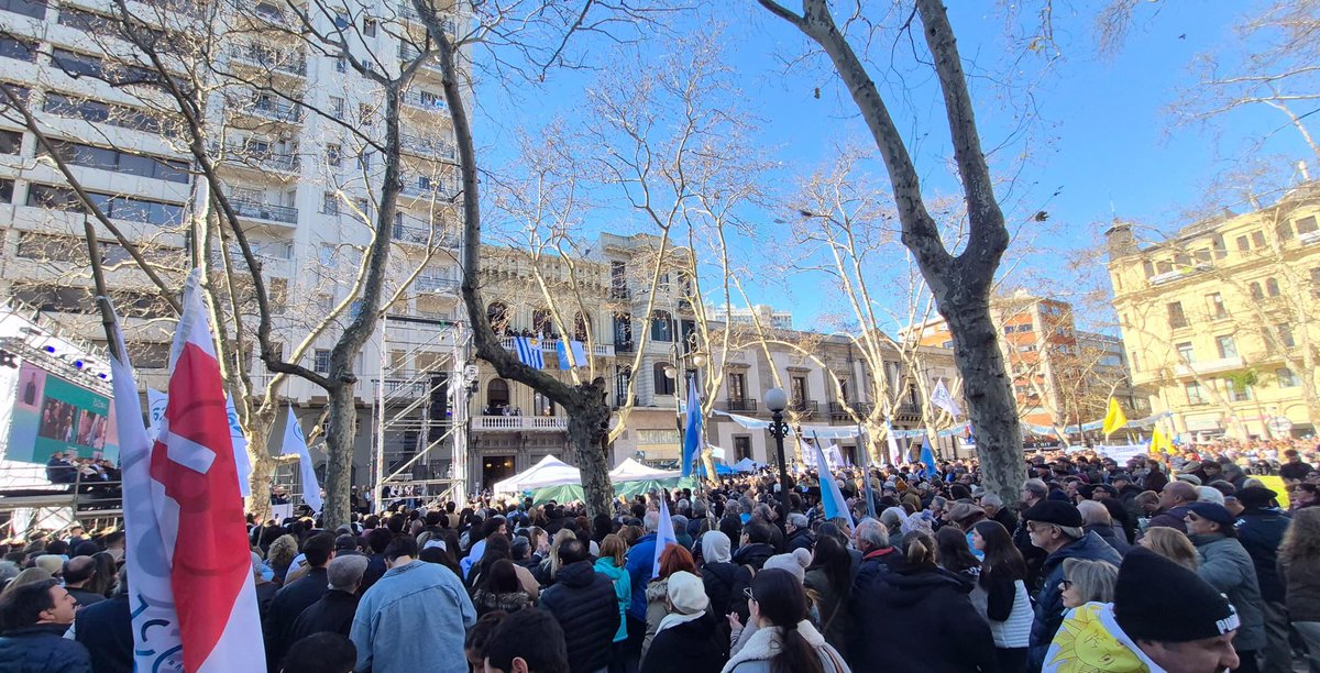 cdcamy's tweet photo. Acto celebrando  los 190 años del @PNACIONAL. 
En la Plaza Matriz de Mvdeo. Frente a la histórica Casa del Partido Nacional. 
Somos Idea. La Unión nos hará Fuerza. Lo mejor está por venir. https://t.co/9QfMAaDp2z