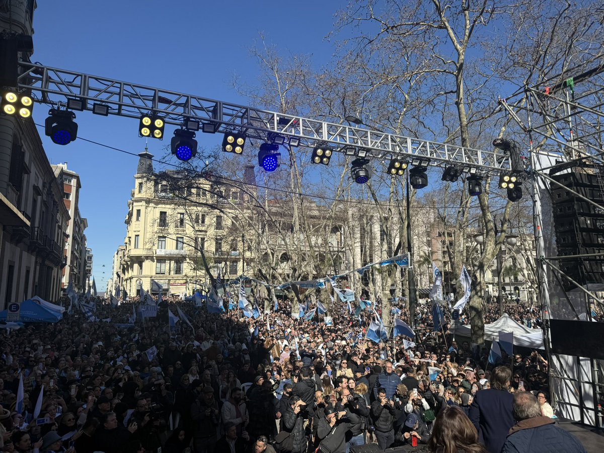 cdcamy's tweet photo. Acto celebrando  los 190 años del @PNACIONAL. 
En la Plaza Matriz de Mvdeo. Frente a la histórica Casa del Partido Nacional. 
Somos Idea. La Unión nos hará Fuerza. Lo mejor está por venir. https://t.co/9QfMAaDp2z