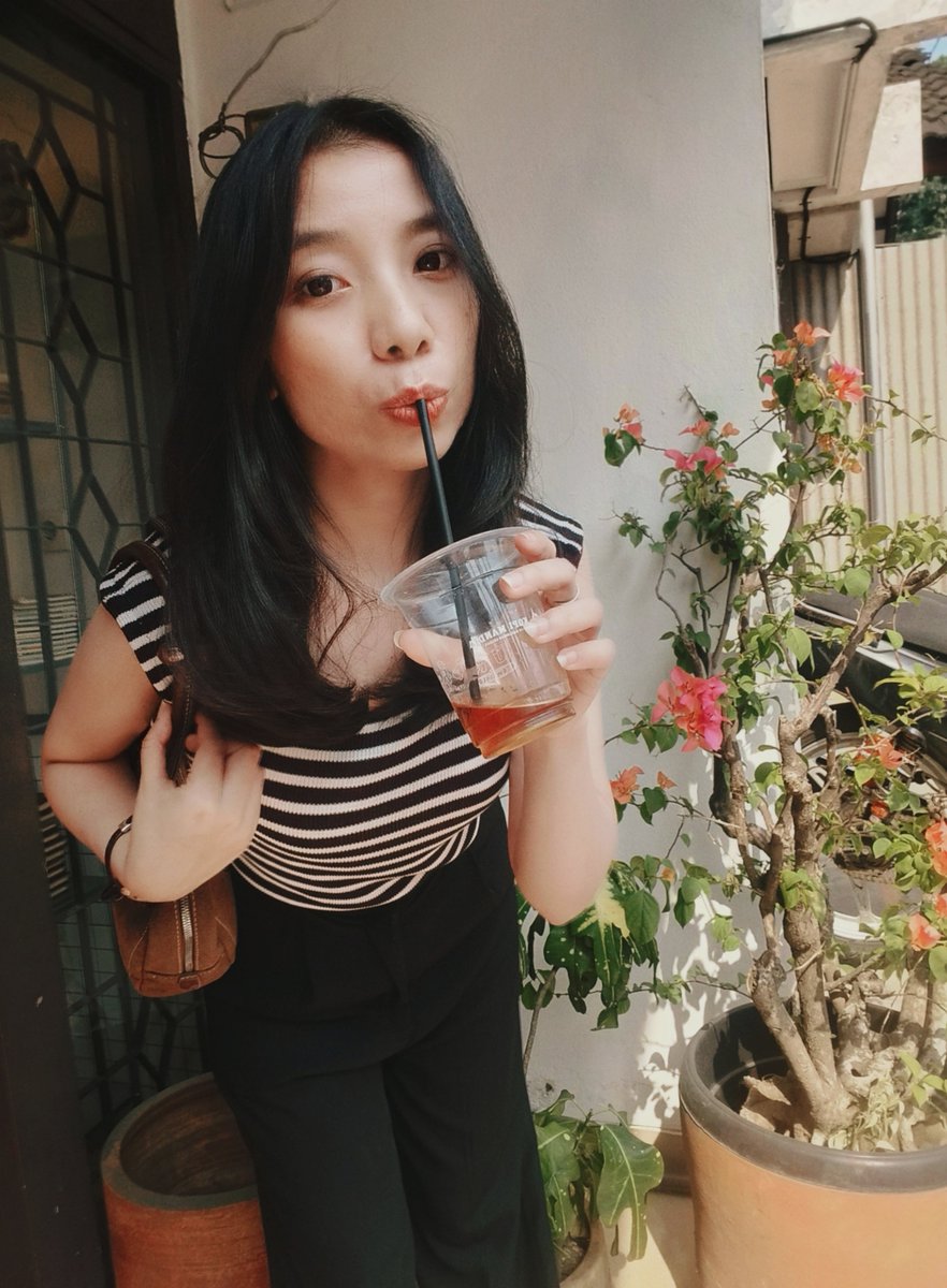 Reginaghie's tweet photo. ••
Peach tea: a cup of happiness.
P.s (krn udara panas gila, butuh yg seger). Minuman yg lain hanyalah air putih dingin🧊🧋🧃.
#sunday #selfie #weekendselfie #photooftheday #outfit #newhair #mood #💇♀️ #🫶 https://t.co/uNIGPIIfgd