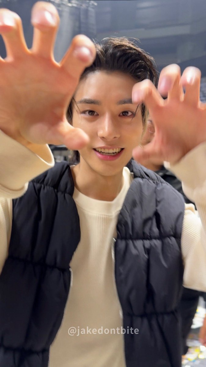 jakedontbite's tweet photo. 260809 #제이크 #JAKE

어흐르으오라라 https://t.co/dcDHBJLGnt