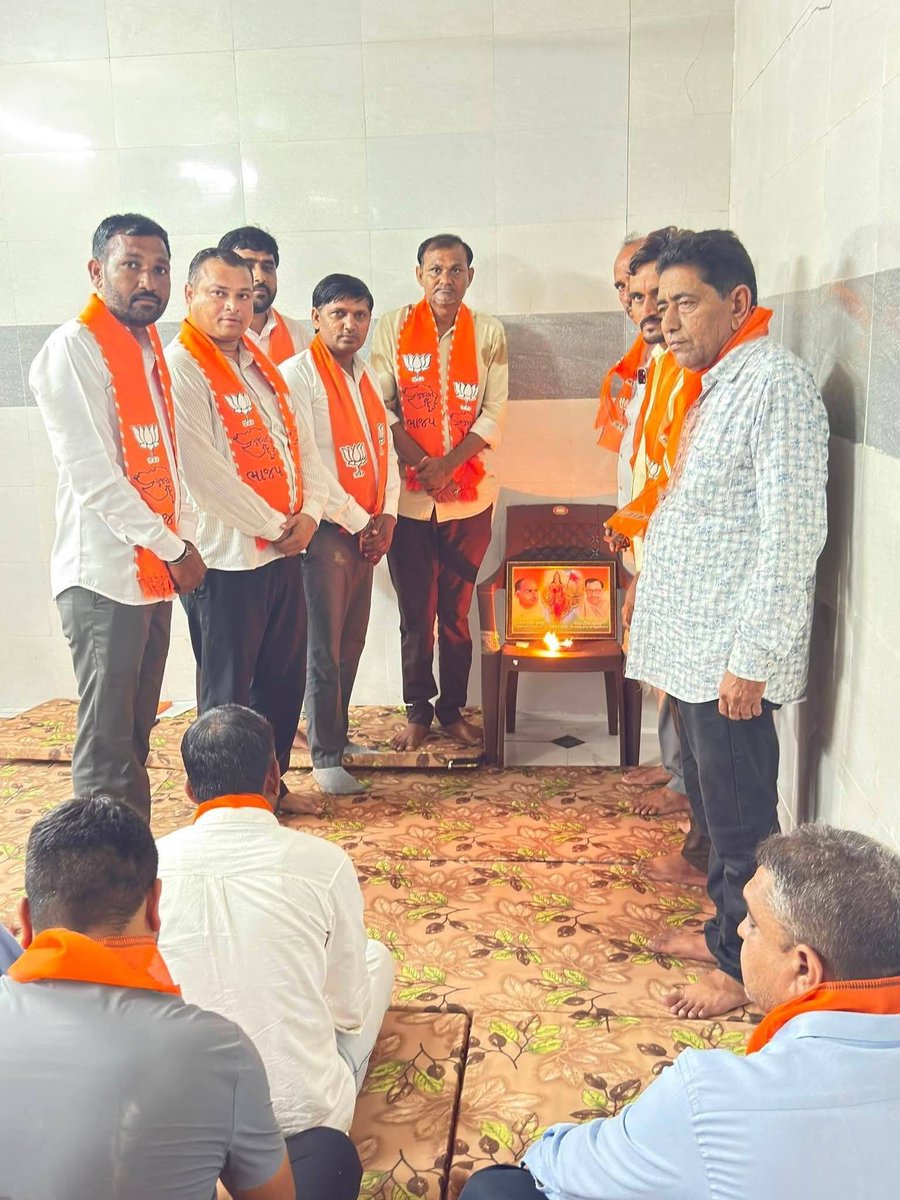 Sabavadipak's tweet photo. 🇮🇳 હર ઘર તિરંગા અભિયાન – 2026 🇮🇳

ભારતીય જનતા પાર્ટી, *રાણપુર શહેર મંડળ દ્વારા આયોજિત  *“હર ઘર તિરંગા અભિયાન – 2026”*અને સંત શિરોમણી રવિદાસજી ૬૫૦મી  જન્મ જયંતી નિમિત્તે ગ્રામ પંચાયત માં કળશ યાત્રા યોજવી તેને સફળ બનાવવા માટે યોજાયેલી મહત્વપૂર્ણ બેઠકમાં ઉપસ્થિત રહી તમામ હોદ્દેદારો https://t.co/noawd3pelE