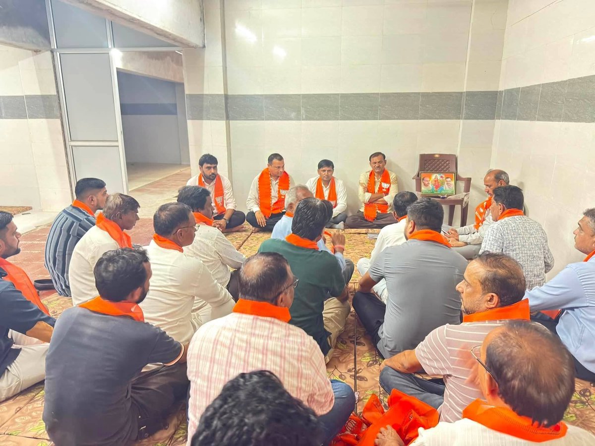 Sabavadipak's tweet photo. 🇮🇳 હર ઘર તિરંગા અભિયાન – 2026 🇮🇳

ભારતીય જનતા પાર્ટી, *રાણપુર શહેર મંડળ દ્વારા આયોજિત  *“હર ઘર તિરંગા અભિયાન – 2026”*અને સંત શિરોમણી રવિદાસજી ૬૫૦મી  જન્મ જયંતી નિમિત્તે ગ્રામ પંચાયત માં કળશ યાત્રા યોજવી તેને સફળ બનાવવા માટે યોજાયેલી મહત્વપૂર્ણ બેઠકમાં ઉપસ્થિત રહી તમામ હોદ્દેદારો https://t.co/noawd3pelE