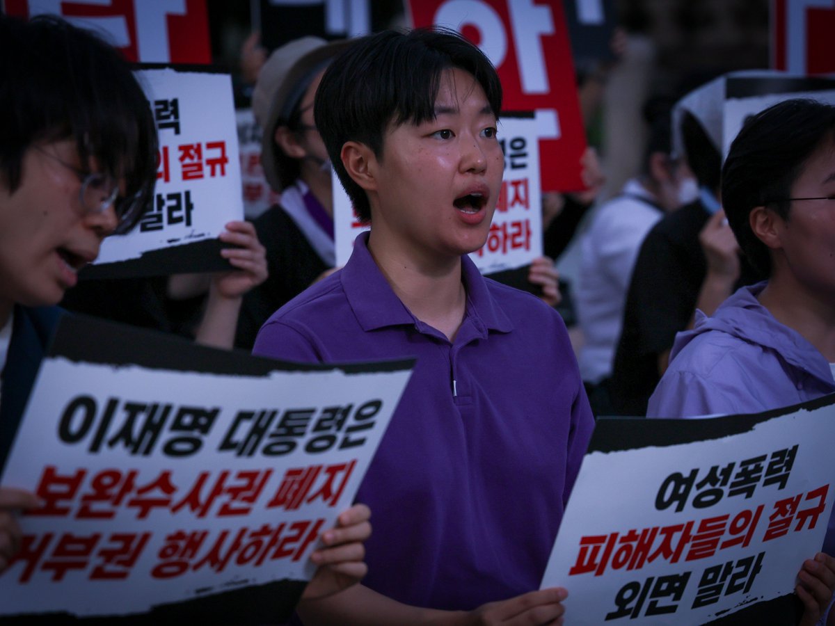 womensparty2020's tweet photo. "피해자 죽이는 보완수사권 폐지 강력히 규탄한다. 이재명 대통령은 여성 여론 외면말라" 

여성의당은 오늘 보신각에서 집회를 열고 시민들과 함께 피해자 목소리를 외면한 형사소송법 개정을 규탄했습니다. 서울 도심 한복판에 이재명 대통령과 여당의 책임을 묻는 구호가 크게 울려퍼졌습니다. 

검찰개혁이라는 이름 아래 추진된 형사사법제도의 후퇴를 가장 크게 우려하고, 가장 치열하게 반대의 목소리를 냈던 이들은 다름 아닌 여성폭력 피해자들과 전문가들, 그리고 여성 시민들이었습니다. 이들은 집회에 참석해 여성폭력 사건의 현장에서 경찰의 부실한 초동수사와 수사기관의 판단 하나가 피해자의 생명과 안전을 좌우하는 현실을 생생히 증언하고 절박한 반대의 목소리를 높였습니다.

여당은 기어이 범죄자에게는 유리하고 피해자에게는 가혹한 법안을 완성시켰습니다. 이재명 대통령은 거부권을 행사하지 않음으로써 이 비극적인 후퇴에 최종 승인 도장을 찍었습니다. 법안 통과 이후 수사 공백과 국가 사법 기능의 후퇴를 우려하며 대통령이 거부권을 행사해야 한다는 여론이 59.6%에 달했음에도 이재명 대통령은 국민 여론을 끝내 외면했습니다. 심지어는 “형사소송법을 읽어보지도 않았다”는 무책임한 태도로 일관하며 국정 최고 책임자로서의 책무를 저버렸습니다.

피해자의 목소리를 외면한 채 강행된 검찰개혁은 결코 정당화될 수 없으며, 국민의 기본권을 후퇴시키고 피해자의 부담을 가중시킨 개악으로 역사에 남을 것입니다. 국민과 여성폭력 피해자들의 엄중한 경고와 처절한 호소에도 불구하고 법안을 강행 처리하고, 대통령에게 거부권 행사를 요구하는 국민의 목소리마저 외면한 이재명 정부와 여당이 그 책임을 져야 합니다.

여성의당은 여성폭력 피해자의 생명과 안전을 위협하고, 부실수사의 책임을 피해자에게 떠넘기는 이번 형사소송법 개정을 강력히 규탄합니다. 여성의당은 피해자가 국가의 부실한 수사로 또다시 피해를 입지 않아도 되는 형사사법체계를 되찾기 위해 끝까지 싸워나가겠습니다.