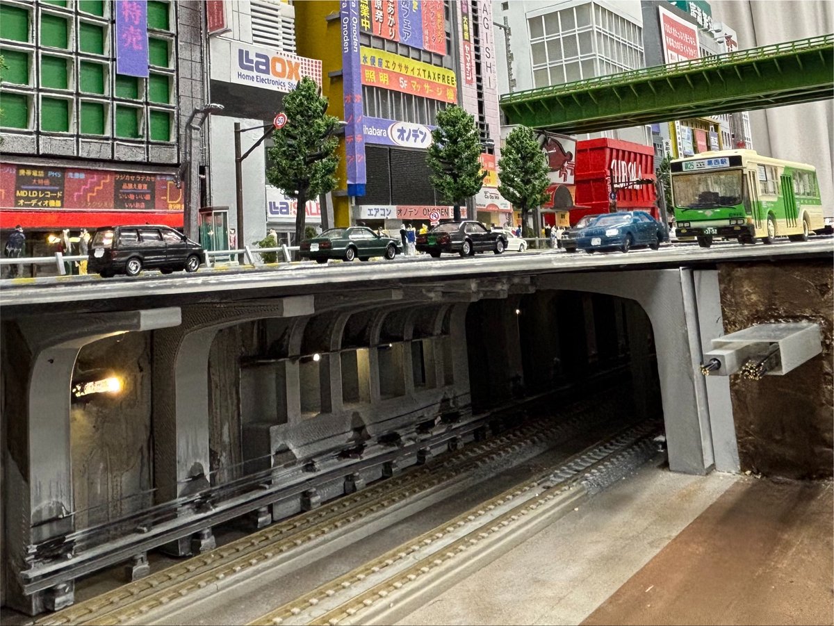 TMCIT_Railroad's tweet photo. コンテストは終了しましたが、改めて作品の紹介をいたします。
今年のタイトルは『電気街の記憶』です。
電気街として栄えていた頃の秋葉原の銀座線と総武線を再現しました。
建物は全てプラ板によるフルスクラッチで、トンネルなどには3Dプリンターを使用しています。
#鉄コン #鉄道模型コンテスト https://t.co/7VJnZe0m58