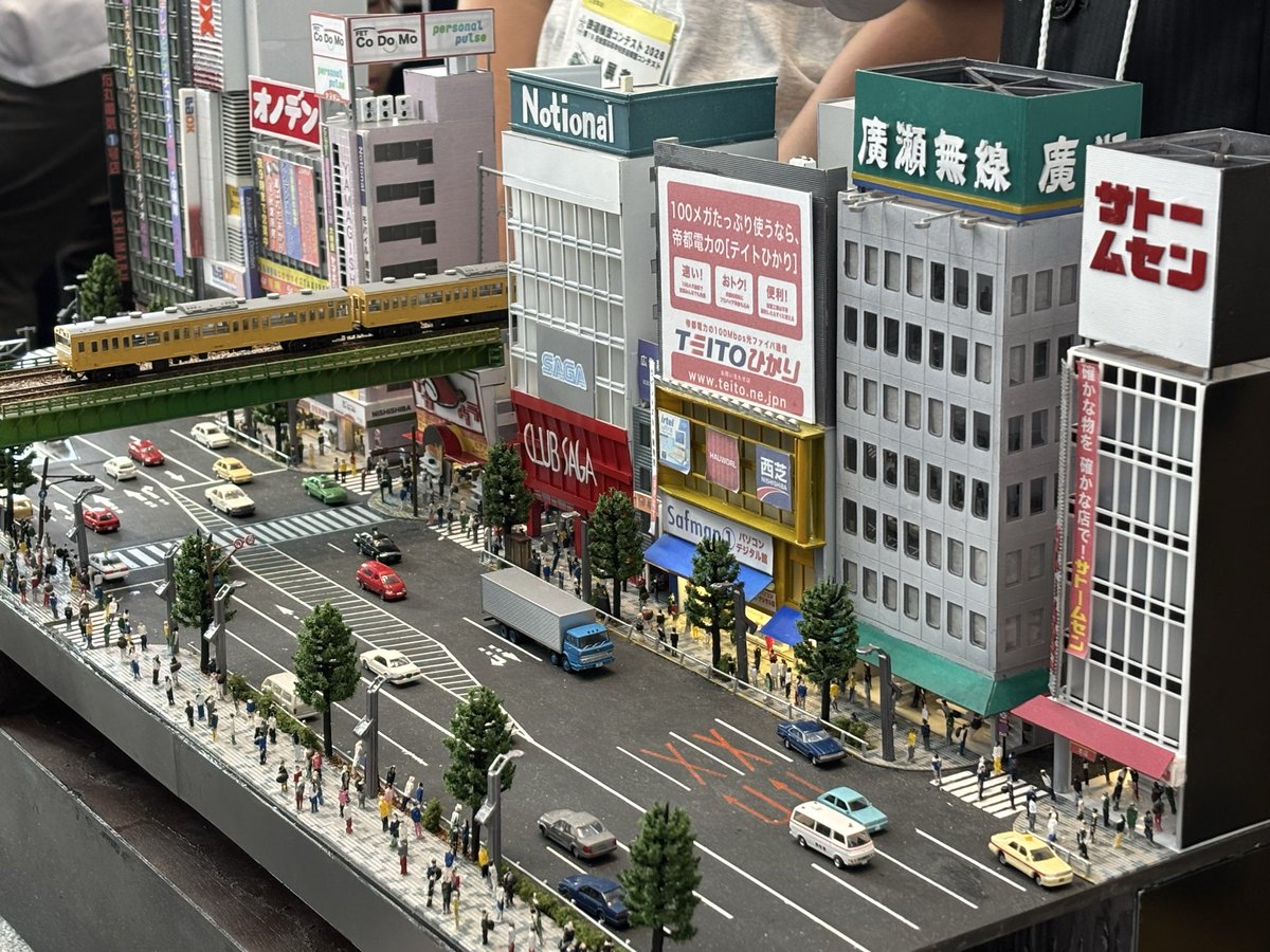 TMCIT_Railroad's tweet photo. コンテストは終了しましたが、改めて作品の紹介をいたします。
今年のタイトルは『電気街の記憶』です。
電気街として栄えていた頃の秋葉原の銀座線と総武線を再現しました。
建物は全てプラ板によるフルスクラッチで、トンネルなどには3Dプリンターを使用しています。
#鉄コン #鉄道模型コンテスト https://t.co/7VJnZe0m58