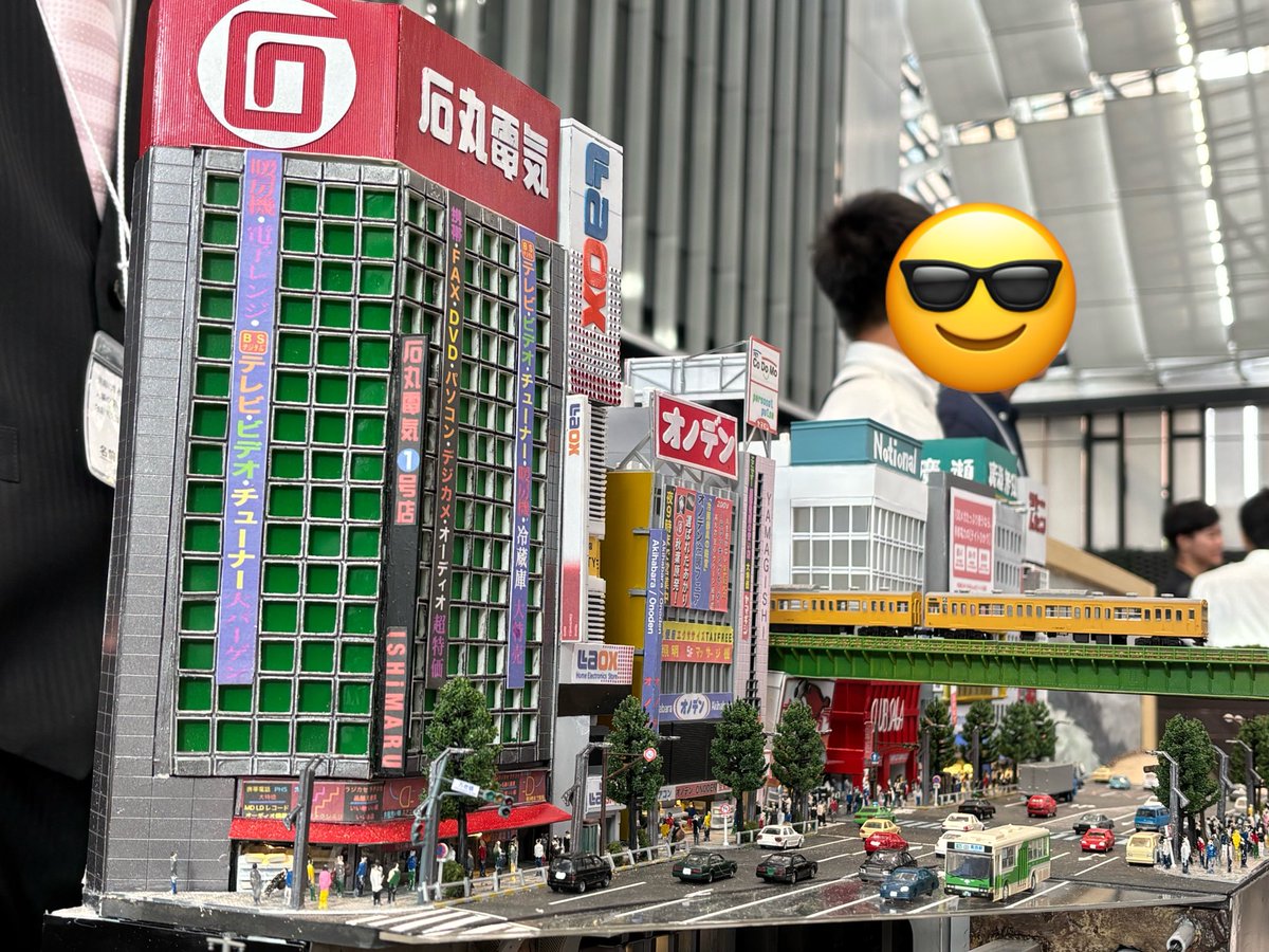 TMCIT_Railroad's tweet photo. コンテストは終了しましたが、改めて作品の紹介をいたします。
今年のタイトルは『電気街の記憶』です。
電気街として栄えていた頃の秋葉原の銀座線と総武線を再現しました。
建物は全てプラ板によるフルスクラッチで、トンネルなどには3Dプリンターを使用しています。
#鉄コン #鉄道模型コンテスト https://t.co/7VJnZe0m58
