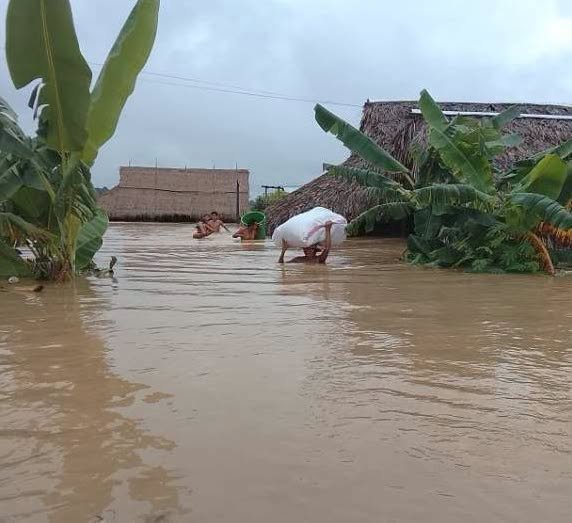 TheChindwin's tweet photo. Thousands of citizens are currently stranded in Sagaing Division due to unprecedented flooding in the region, which has caused many villages to become submerged and compelled residents to evacuate to higher ground in northwestern Myanmar.

There is an urgent necessity for food and essential aid, prompting local anti-junta resistance groups and grassroots committees to initiate fundraising campaigns aimed at assisting those severely impacted by the ongoing flooding.

The junta regime has been notably lax in providing humanitarian assistance to regions where it faces challenges in maintaining control or is experiencing a loss of influence. 

This deliberate disregard for the needs of affected populations is deeply concerning and exacerbates the crisis faced by these communities.

Photo/Ye-U Freedrom Comrades