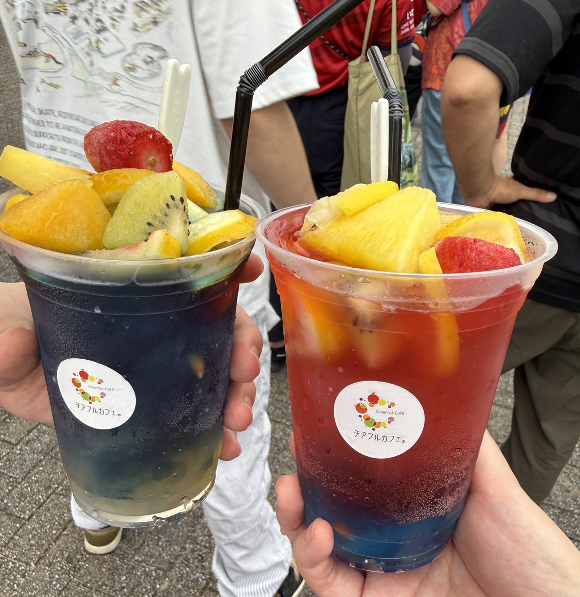 moco_moco36's tweet photo. 初サッカー観戦してきました⚽️✨

目の前でｺﾞｰﾙやｺｰﾅｰｷｯｸ見れて、
大興奮でした！カッコよかった🙊
アマルルガもめちゃかわ🦕❄️
スタジアムグルメも美味しかった！
アキーズさんご馳走様でした🙇🏻‍♀️
次はﾕﾆﾎｰﾑ着て参戦したいです🌺 https://t.co/dMLKjuIC1L