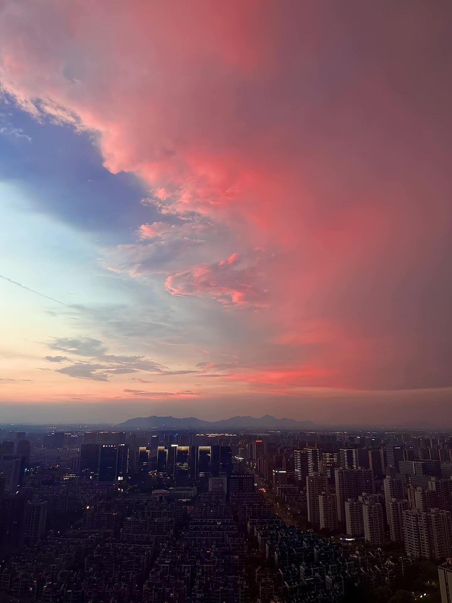 Yirudx2's tweet photo. As a vast, pink sunset cascades over the city, the entire world is gently wrapped in a romantic dream. ✨🌆

#Sunset #Skyline #Cityscape #Aesthetic https://t.co/oKPHFTLlNk