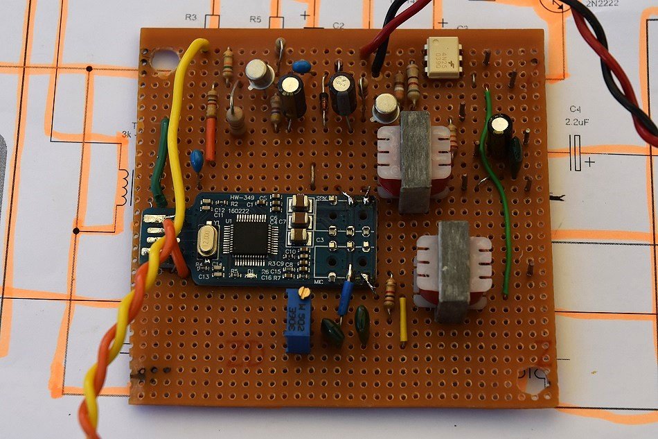 vk6ysf97230's tweet photo. Radio to laptop interface with internal USB soundcard and VOX circuit

The VOX and PTT switching circuit was optimised by modelling with LTSpice.

Details: https://t.co/6KLRtQJqa1

#digitalmodes #hamnotes #LTSpice #js8 #winlink #EmComm #offgrid https://t.co/NuHmfKUIiW
