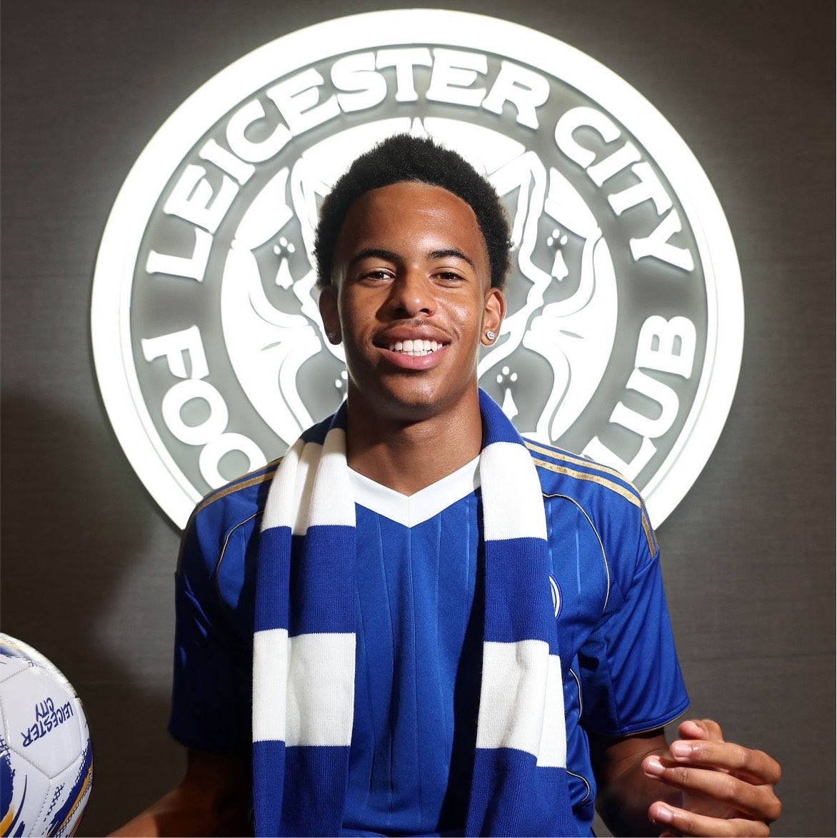 YanitedFever's tweet photo. 🚨 BREAKING :

Louis Page is #MUFC’s THIRD midfielder.

United are closing in on the 18-year-old Leicester City midfielder.

🏴󠁧󠁢󠁥󠁮󠁧󠁿 6’1”
💪 Physically gifted
🔄 #6 / #8 / #10

Another data-driven signing from Christopher Vivell’s recruitment team.

First-team signing btw. 📈 👀 https://t.co/Y80yboeaRP