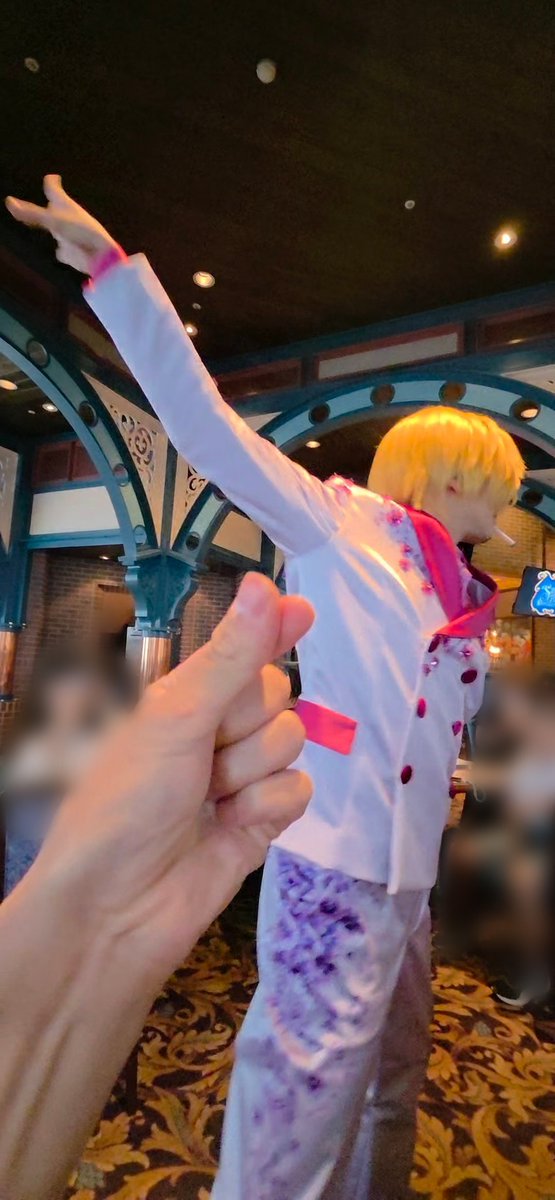himitu_dayone's tweet photo. サンジに指ハート🫰したら、優しく手を取ってくれると思ったのに…。
結果、見事にぶん投げられました🤣

完全に油断していた時に手を握られたので、成人男性とは思えない情けない声が出たのはここだけの話です。
#サンレス #USJファン #USJワンピース https://t.co/Sk5r2wgtxz
