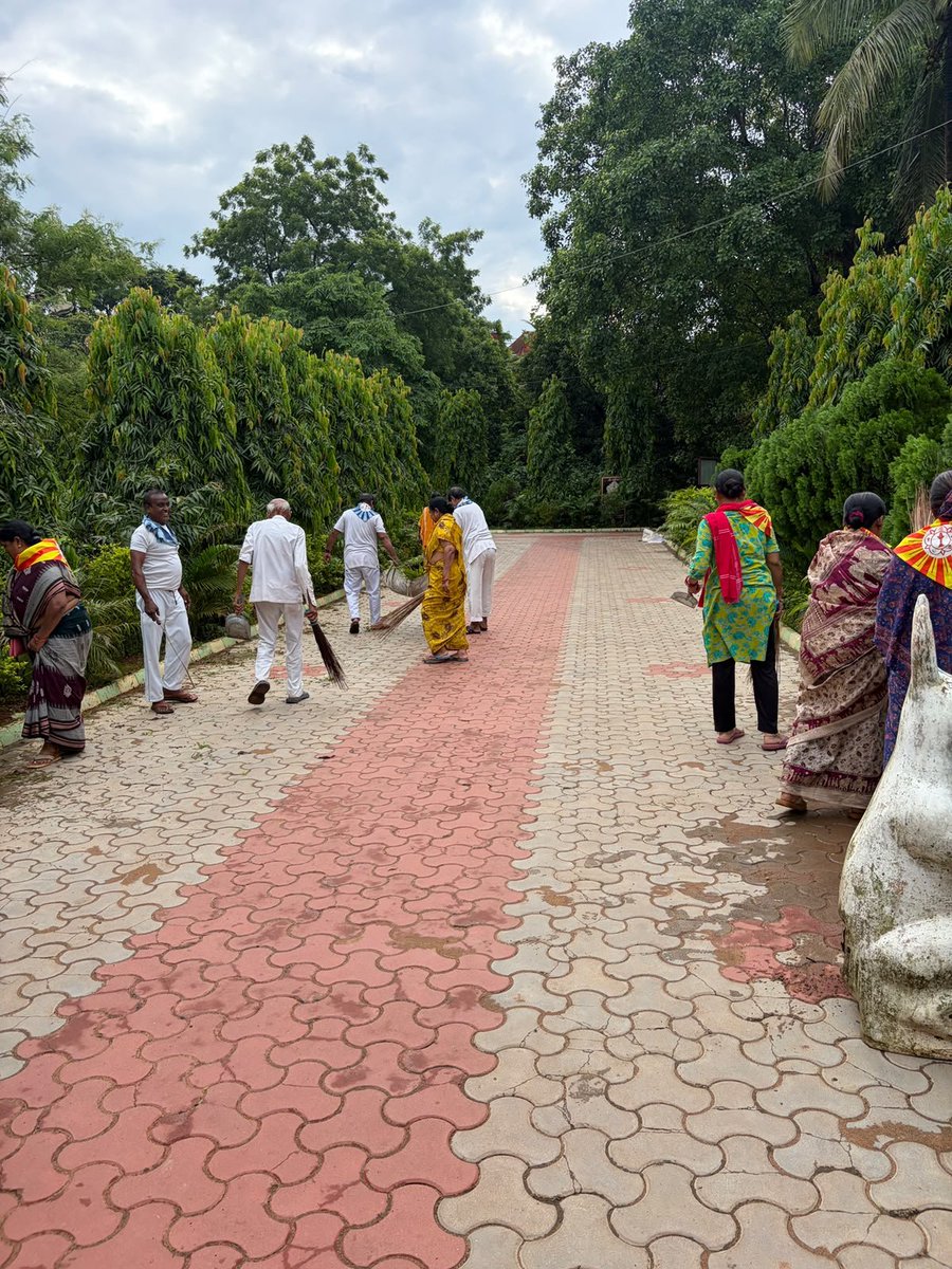 sathyasaiodisha's tweet photo. Loving Sairam..
An Integrated Seva for Cleanliness was conducted on 8th August 2026 at the premises of Sri Sathya Sai College for Women, Bhubaneswar, with the participation of Samithis Shanti Niketan, Khandagiri and Sri Lingaraj.
#CleanlinessSeva
#Bhubaneswar
-Media Team https://t.co/MEy67dGpCj