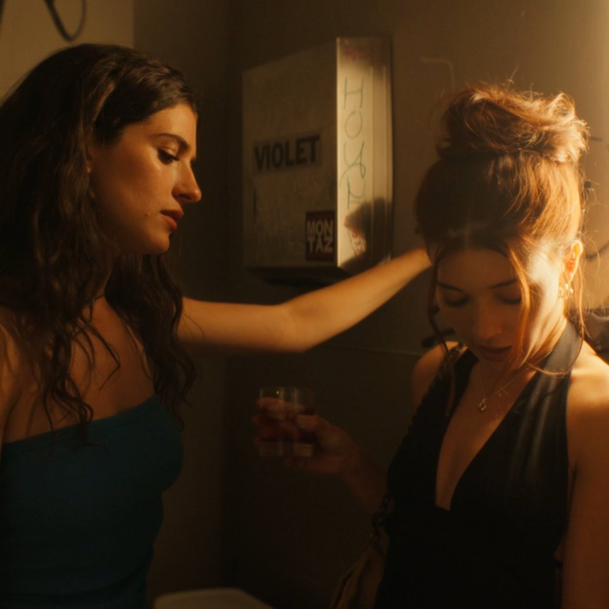 alfucore's tweet photo. im running bisexual annie agenda because wdym she pinned her against the wall and talking about boobs????? https://t.co/msIQFerGKr