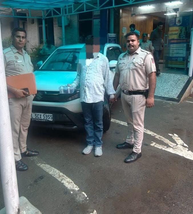 DSF4Del's tweet photo. शाहदरा पुलिस की बड़ी कार्रवाई
फर्श बाजार थाना पुलिस ने एक आरोपी को अवैध इटैलियन Beretta पिस्टल, 2 मैगजीन और 4 जिंदा .32 बोर कारतूस के साथ गिरफ्तार किया।
आरोपी की पहचान राज सिंह (30), निवासी हर्ष विहार, दिल्ली के रूप में हुई। पुलिस के अनुसार आरोपी ने पूछताछ में हथियार शौक और दिखावे के लिए रखने की बात कही है। मामले में Arms Act के तहत FIR दर्ज कर हथियार के स्रोत की जांच जारी है।
@DCPNewDelhi @CPDelhi @CellDelhi
@CPDelhi

#DelhiPolice #Shahdara #FarshBazar #ArmsAct #DelhiNews #CrimeNews
