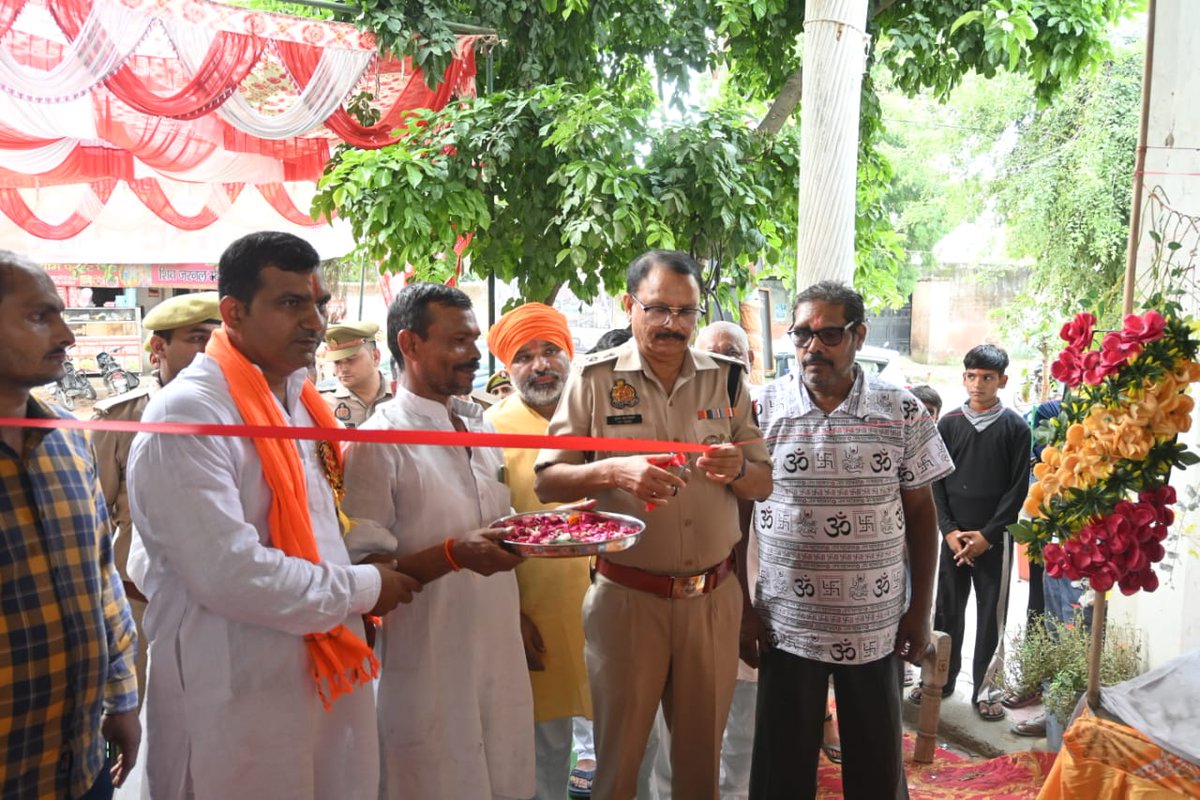 ghaziabadpolice's tweet photo. आज दिनांक 09-08-2026 को श्री सुरेन्द्र नाथ तिवारी, पुलिस उपायुक्त ग्रामीण कमिश्नरेट गाजियाबाद द्वारा पुलिस बल के साथ कांवड़ यात्रा-2026 के सुचारू संचालन एवं श्रद्धालुओं की सुरक्षा के दृष्टिगत थाना मुरादनगर क्षेत्रान्तर्गत कांवड़ मार्ग एवं सुरैना मंदिर परिसर का भ्रमण किया गया तथा रावली चौकी क्षेत्र में शिवभक्त/कावड़ियों को प्रसाद वितरित करने के लिए बने कावड़ शिविर /भण्डारे का फीता काटकर शुभारंभ किया गया। 
@Uppolice