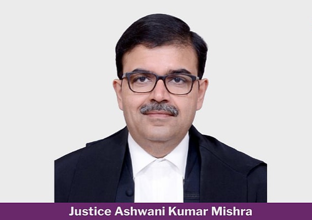KraantiKumar's tweet photo. सुप्रीम कोर्ट के कोलेजियम ने चार जजों को हाई कोर्ट का चीफ जस्टिस बनाने की सिफारिश की है.

1. जस्टिस एमसी त्रिपाठी - बॉम्बे हाईकोर्ट का चीफ जस्टिस बनाया गया है.

2. जस्टिस अश्वनी कुमार मिश्रा - पंजाब हरियाणा हाइकोर्ट.

3. जस्टिस आर.वी घुगे - कलकत्ता हाईकोर्ट.

4. जेवी कमेश्वरवर राव - पटना हाईकोर्ट.

इन जजों में एक भी OBC SC ST का नाम नही है. वर्तमान में किसी हाई कोर्ट में चीफ जस्टिस OBC SC ST समाज से नही. दुख इस बात का कोलेजियम के इन नियुक्ति पर किसी भी राजनीतिक दल ने विरोध नही जताया है. विरोध केवल सोशल मीडिया पर किया जा रहा है.
