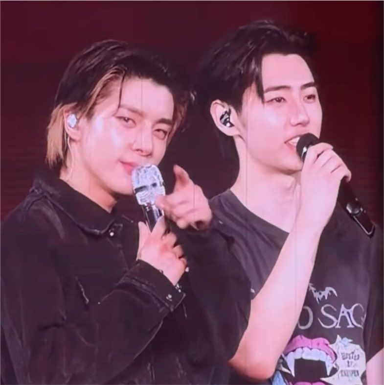jaeyuntohoon's tweet photo. not jake walking right up next to Sunghoon to get in the camera and then saying engenes wanted all of them to do it together 😭😭 bet he wanted to do it with Sunghoon ehejejeje https://t.co/ylWmJB7sVJ