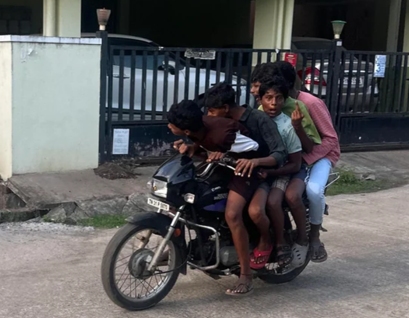 yuvan179329's tweet photo. @ChennaiTraffic  5 guys were riding one bike and causing public nuisance.
Area : Urapakkam (https://t.co/Ug3DfUPzzl) https://t.co/YjR1ZiIlpv
