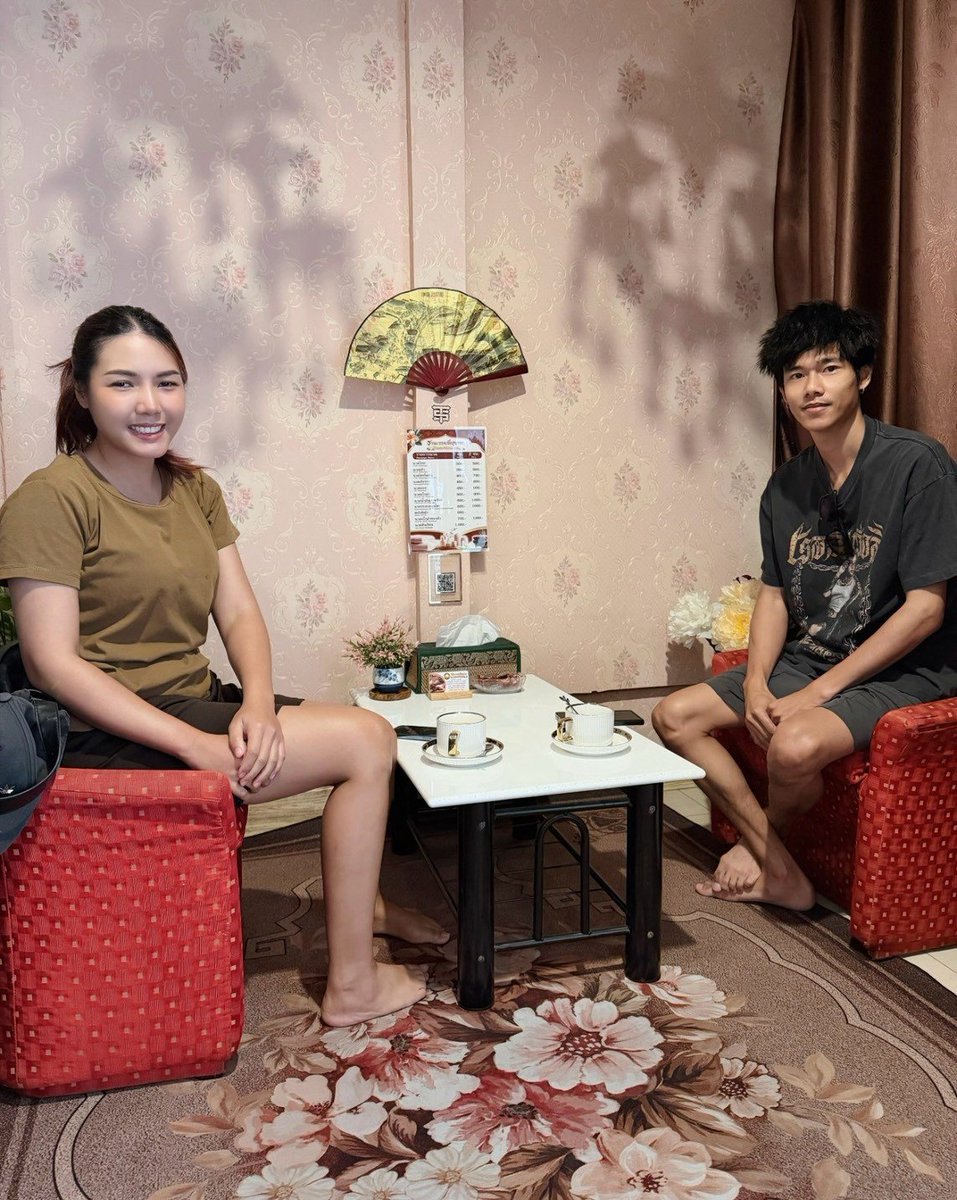 massage2592's tweet photo. 🙏ขอบคุณ คุณเฟมกับคุณแนทมากคับ
💆🏻‍♂️วันนี้มานวดประคบสมุนไพรและนวดรีดเส้น
เน้นคอ บ่า ไหล่ และช่วงเอว ใช้ยาหม่อง+น้ำมันรีดตามเส้นที่มีปัญหาและใช้ลูกประคบร้อนประคบตามเส้น จะช่วยให้เส้นที่ปวดตึง คลายได้ง่ายและสบายตัวหลังนวดคับ
☎️092-994-6394 พนักงานนวด6คน/วัน
🙏มีหมอนวดชาย นวดพระภิกษุ https://t.co/pHfhV8AJFA