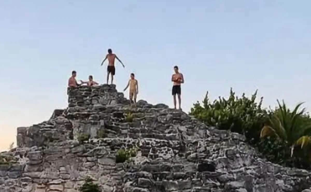 edificiosmayas's tweet photo. Jóvenes argentinos suben a las ruinas de El Rey para hacer parkour, causando daños a la zona arqueológica😡🇦🇷 https://t.co/OfWI4ADMyL