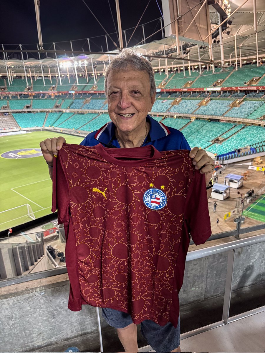 ecbahia's tweet photo. 💫 No dia 3 de dezembro de 2025, pela penúltima rodada do Campeonato Brasileiro, nosso ídolo - que morava em Barretos, interior paulista - foi convidado para acompanhar Bahia 2x0 Sport no camarote da diretoria tricolor na Fonte Nova, quando ganhou kit oficial do Esquadrão de Aço. 

Hoje, diante do Vasco, novas e maiores homenagens serão conferidas ao segundo maior artilheiro da história azul, vermelha e branca. E, segundo tantos, o melhor tecnicamente a vestir essa camisa.

Douglas Franklin, obrigado por tanto. 
És Eterno. 

#DouglasEterno #BBMP