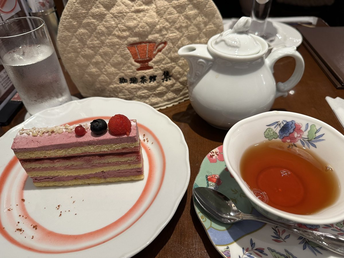 JinGingerale's tweet photo. ちいかわ観てきた、語弊力ないからちいかわみたいになった。しゃぶしゃぶとオシャレな喫茶店でのケーキ紅茶美味かった。雨はやばい。 https://t.co/ZXI68WN5UI