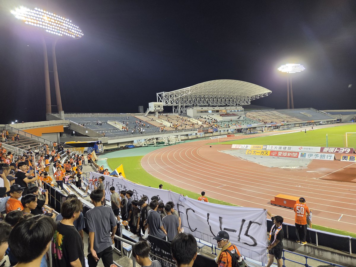 EFCHS1980's tweet photo. 楽しすぎてハーフタイムに初めてハイボール頼んだ。濃すぎて飛んだ。
隣にいた小さな男の子と得点の度ハイタッチしたり、終わってU15の壮行会したり、ゴール裏はやっぱり最高やった。今シーズンもよろしくお願いします！ https://t.co/R4ZhY5xW9W