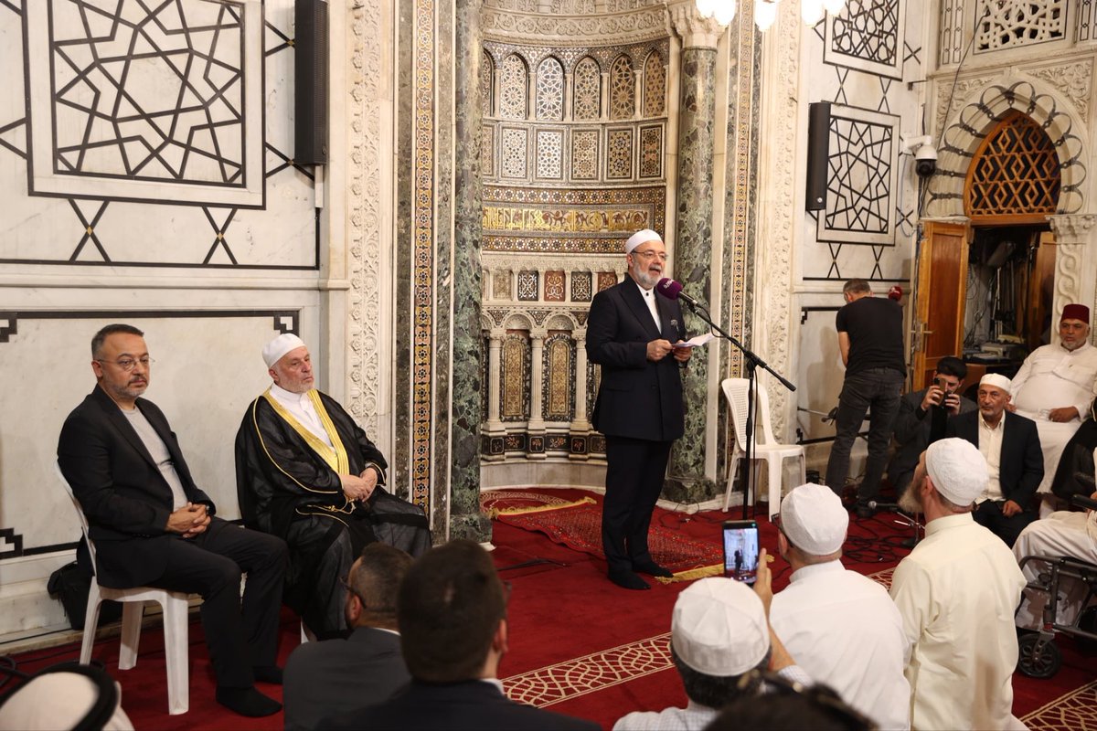 DIBMehmetGormez's tweet photo. Şam ziyaretimizin son noktası, İslam Medeniyeti'nin simgesel ilk büyük mabetlerinden olan ve Emevi Camisi olarak bilinen Ben-i Ümeyye Mescidi oldu. Cuma namazı sonrası mihrabından cemaate hitap etme imkânımız oldu. Hitapta hem Şam’ın İslam tarihindeki yeri hem de 60 yıllık zulüm ve istibdattan sonra birliği, beraberliği koruyarak ülkenin yeniden imarına dair düşüncelerimizi âcizane paylaştım. Türkiye-Suriye kardeşliğinin emsalsiz örneğini hatırlattım. 115 sene önce aynı camide yapılan bir toplantıda Anadolu'dan giden Bediüzzaman Said Nursi'nin Hutbe-i Şamiye'sinden; ye’si öldürmek, ümidi ihya etmek ve ümmetin maruz kaldığı üç hastalık olan cehalet, fakirlik ve tefrikaya karşı ilim, amel ve vahdet çağrılarını yenileme imkânı buldum.Evkaf Bakanı Ebulhayr Şükri hocamıza ve Türkiye Cumhuriyeti Şam Büyükelçisi Sn. Nuh Yılmaz’a bu emsalsiz, nazik ev sahipliklerinden dolayı en kalbî teşekkürlerimi arz ederim. Mevla, büyük imtihanlardan geçen dost ve komşu Suriye halkına barış ve kardeşlik içinde ülkelerini yeniden imar etmeyi nasip ve müyesser eylesin. Amin.

Şam Bizim Neyimiz olur? | Şam Emevî Camii Konuşması | Prof. Dr. Mehmet Görmez
https://t.co/HVmLC7svHT