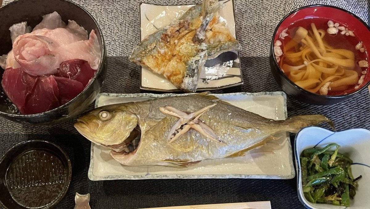 happynedaland's tweet photo. 本日の焦がれ香宿泊者限定550円お夕飯は、
・海鮮丼(ハガツオ、クロ、アジ)
・カンパチの塩焼き
・アジの竜田揚げ
・ピーマン昆布
・五島うどん節麺

でのご提供です😋 https://t.co/eZBuQiumOh