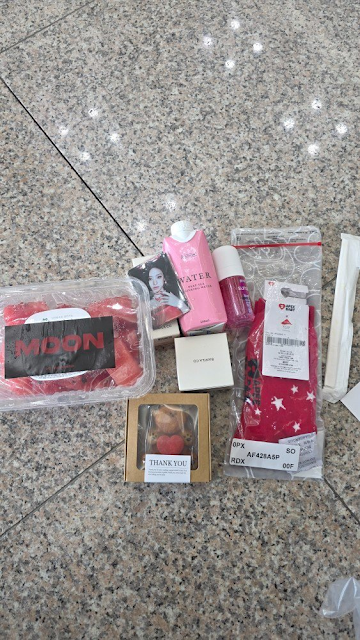 pannchoa's tweet photo. YG seen giving out BLACKPINK's tour merch from last year as part of BABYMONSTER's fan tribute at the Gayo Daejeon this year
https://t.co/3npU75cqZD https://t.co/eGLoHnDflV