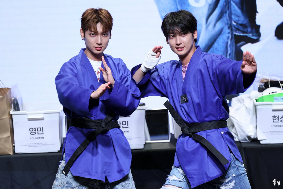 nekobasu513's tweet photo. 260809 보드게임 이벤트

#보이프렌드 #BOYFRIEND 
#영민 #ヨンミン @YM_950424
#광민 #クァンミン @KM__950424 https://t.co/mXinnG7r4s