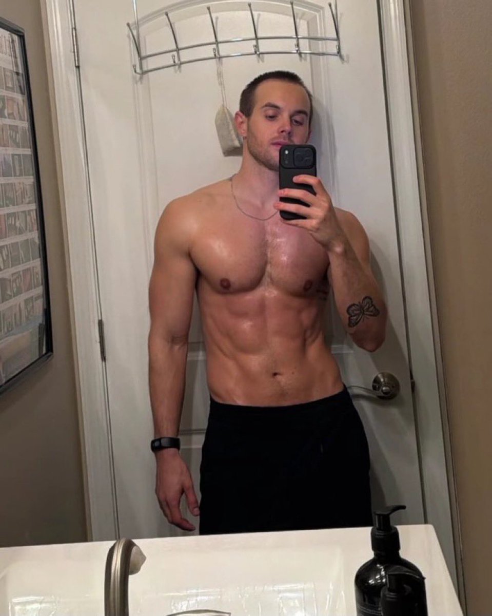 sway404_'s tweet photo. This Hypno Himbo knows there's always time to take a shirtless pic and send it to Coach &amp; feel the Pleasure of being a Good Boy https://t.co/tNUEjz1tnj