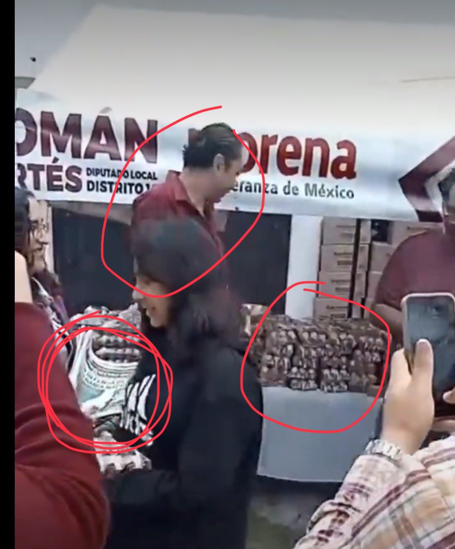 pedroferriz3's tweet photo. Se llama Román Cortez 

Repartiendo docenas de huevos en un acto anticipado de campaña, ademas de la “compra de voto”

Ahora de  quien es el periódico que regalan @RegeneracionMx nada mas y  nada menos que de @JesusRCuevas $$$$$$$$ cuantos de estos han repartido y quien los paga https://t.co/V4mwOpdUUj