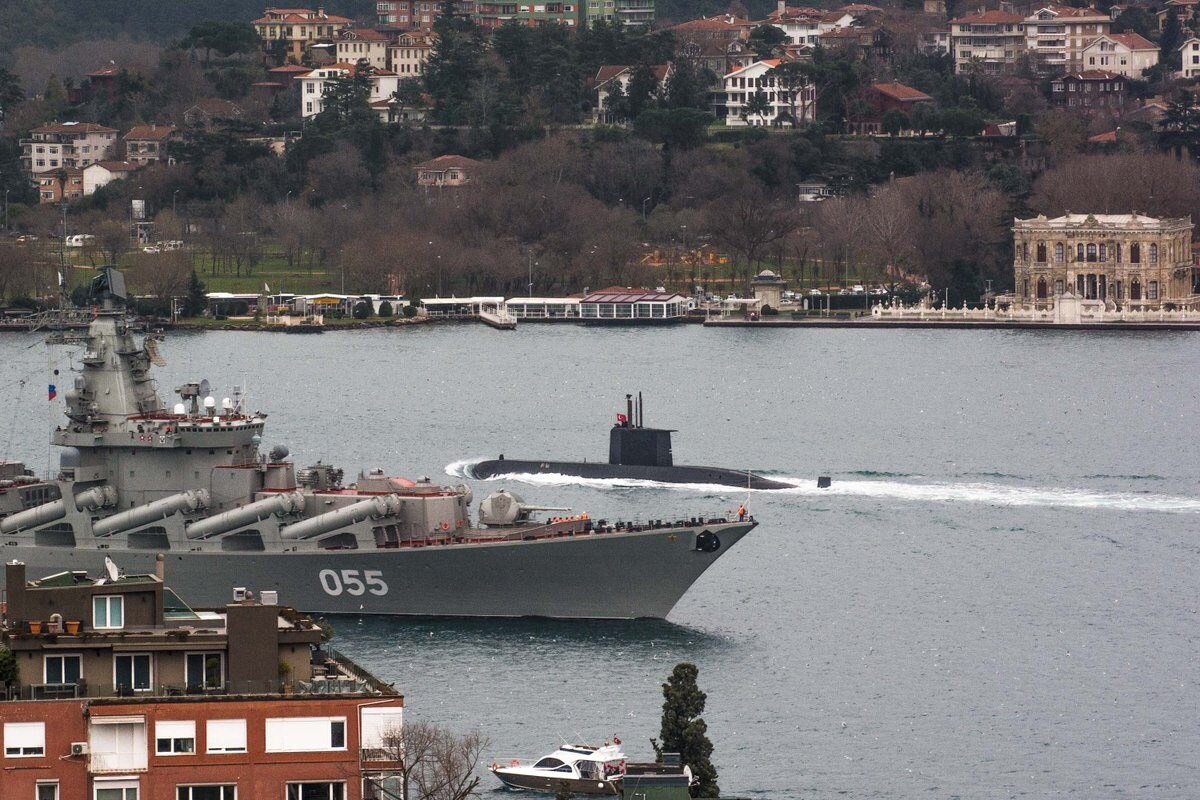 GZsgallos2007's tweet photo. The guided-missile cruiser Marshal Ustinov with a Preveze-class submarine in the background. The photo was taken in the Bosphorus Strait. https://t.co/CintFAqDhK