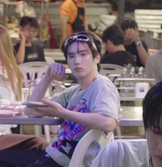 TyKkhun's tweet photo. นั่งอ้วนๆทำไย https://t.co/yt1VaDOMeD