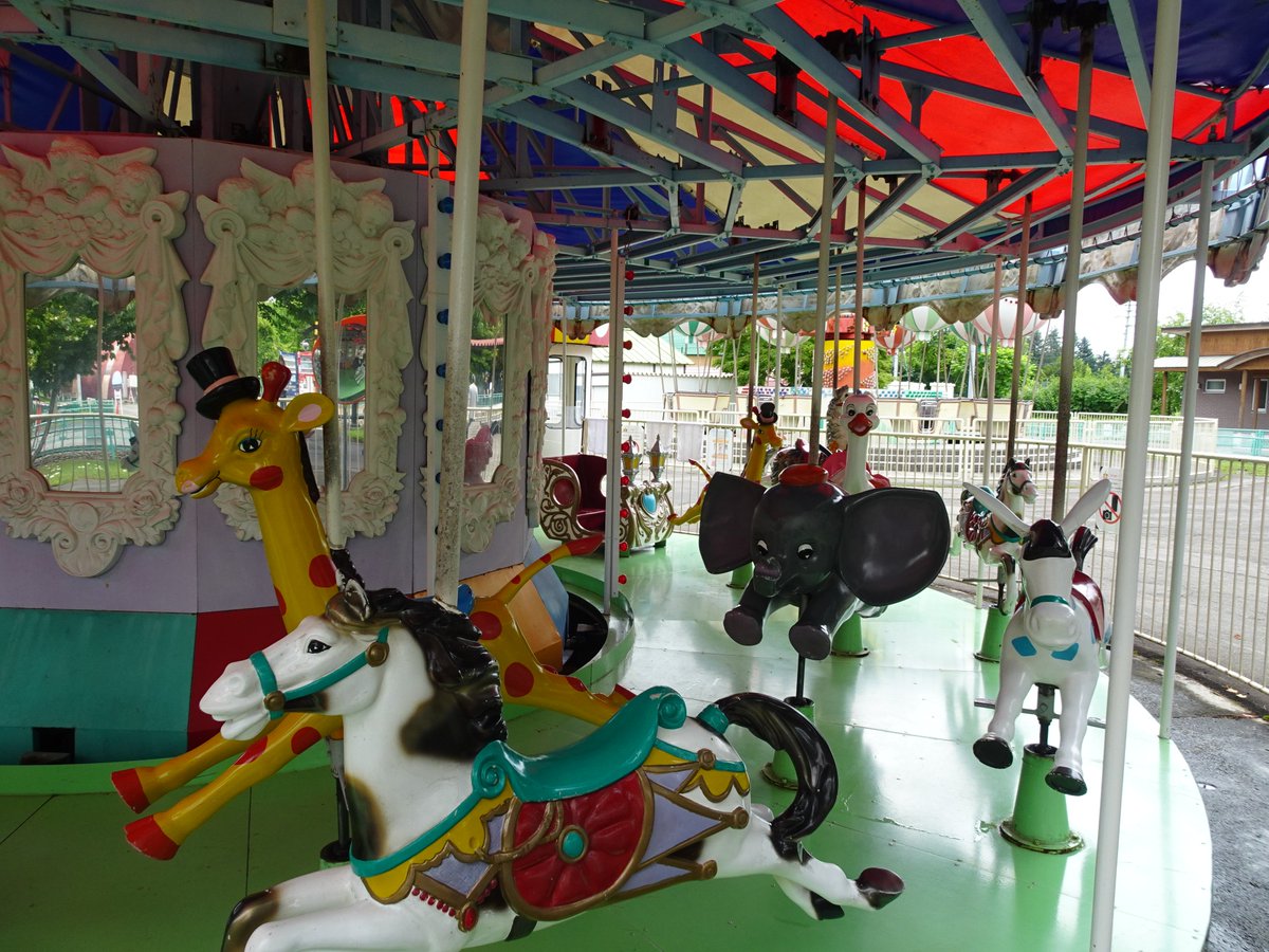 200kemono's tweet photo. メリーゴーランド。定番の白馬の他に、キリン、ライオン、ゾウ、ダチョウ、ロバなど。
白馬以外はカートゥーン調なのが特徴的
北海道、おびひろ動物園より https://t.co/FAA0llbQHt